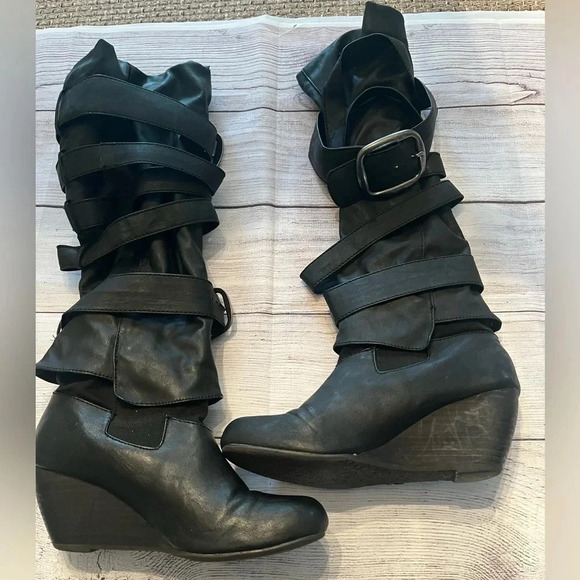 Blowfish Black Buckle Boots‎ - Picture 3 of 10